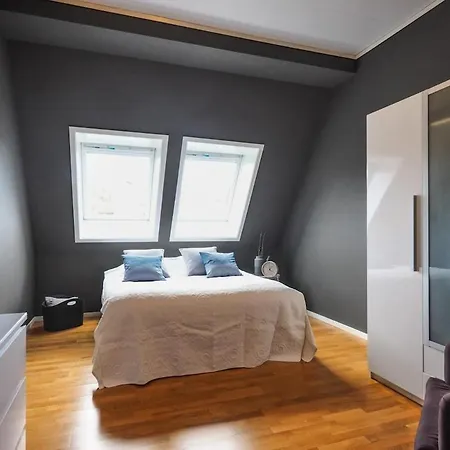 Apartamento Romslig Med To Soverom Pluss Hems Med Dobbeltseng